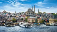 Sfârșitul lunii martie la Istanbul: zile liniștite, acoperișuri colorate și energia străzilor la apus