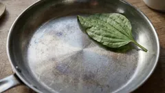 Rezolvăm problema tigaiei în 5 minute: o metodă simplă de acasă pentru a-i reda proprietățile antiaderente