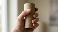 Veți fi uimiți să descoperiți că un mic tub de carton poate schimba complet mirosul din baie — fără eforturi suplimentare